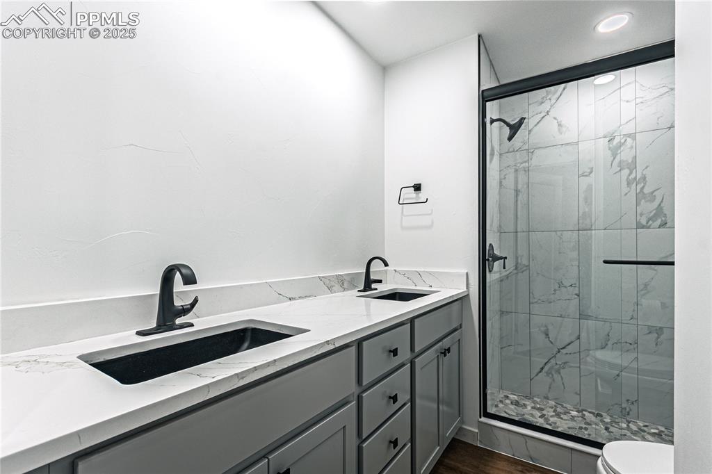 Image 25 of 38: Bathroom