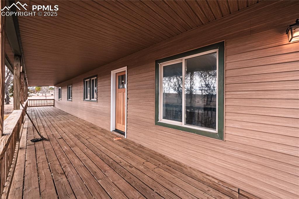 Image 32 of 38: Deck