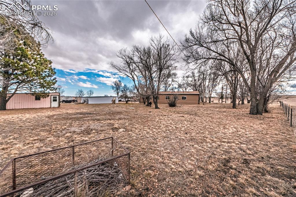 Image 36 of 38: Yard