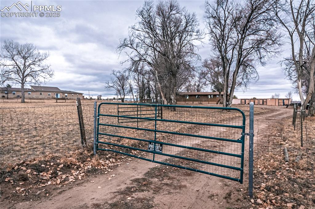 Image 37 of 38: Fence