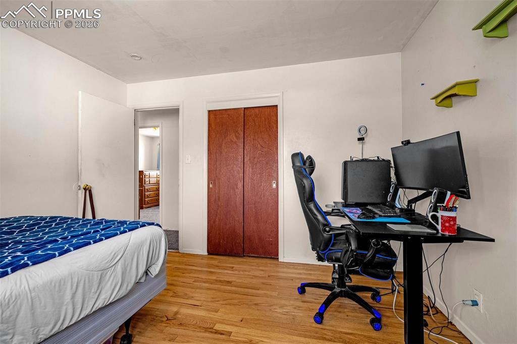 Image 15 of 35: Bedroom