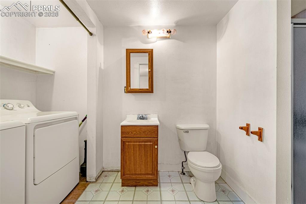 Image 18 of 35: Bathroom