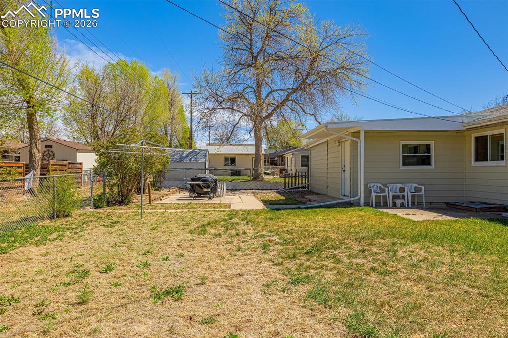 Image 33 of 35: Yard