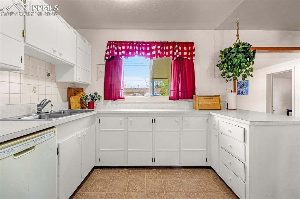 Image 8 of 35: Kitchen