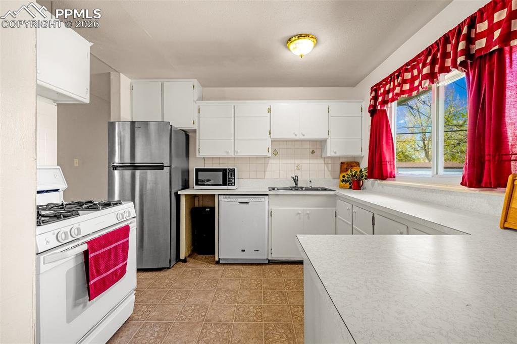 Image 9 of 35: Kitchen