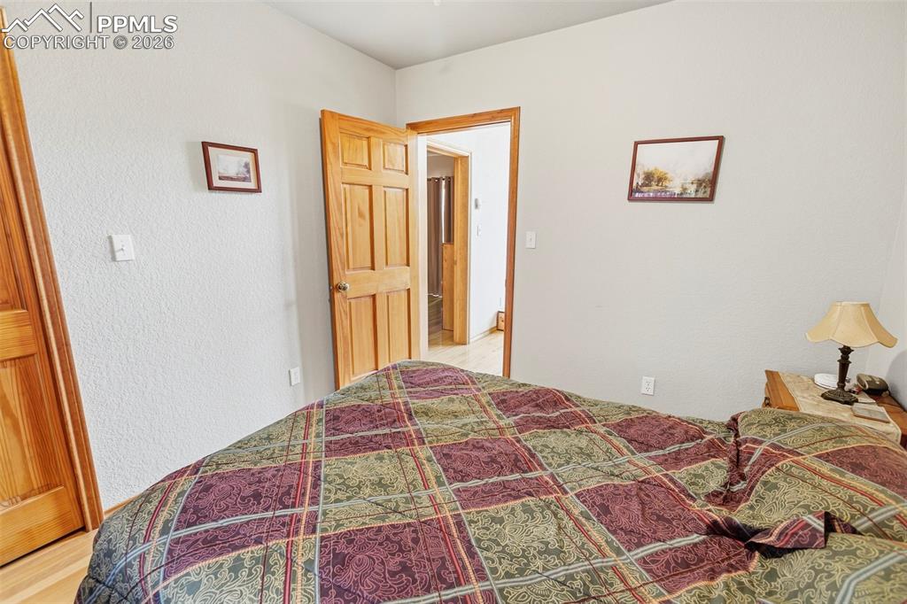 Image 14 of 28: Main Level Bed 2
