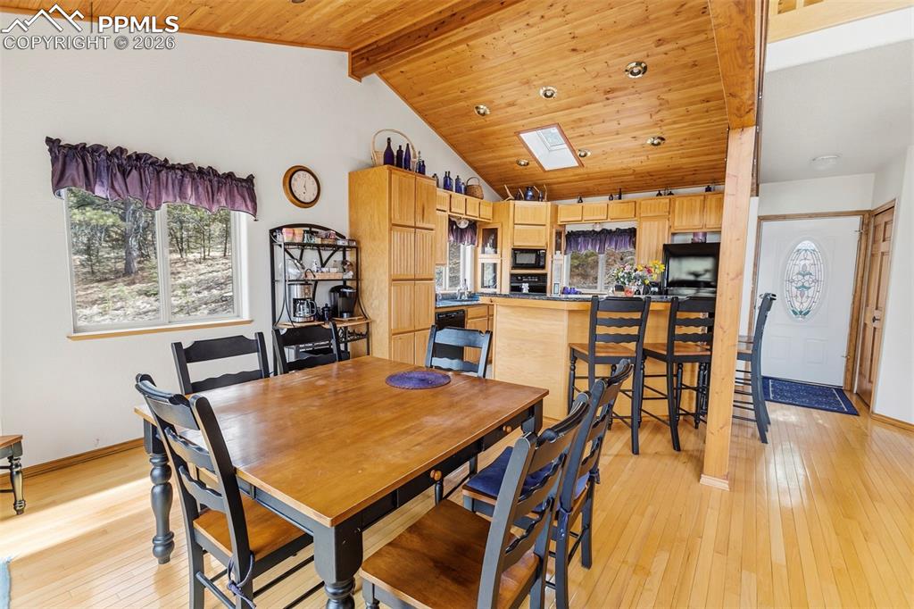 Image 6 of 28: Dining Area