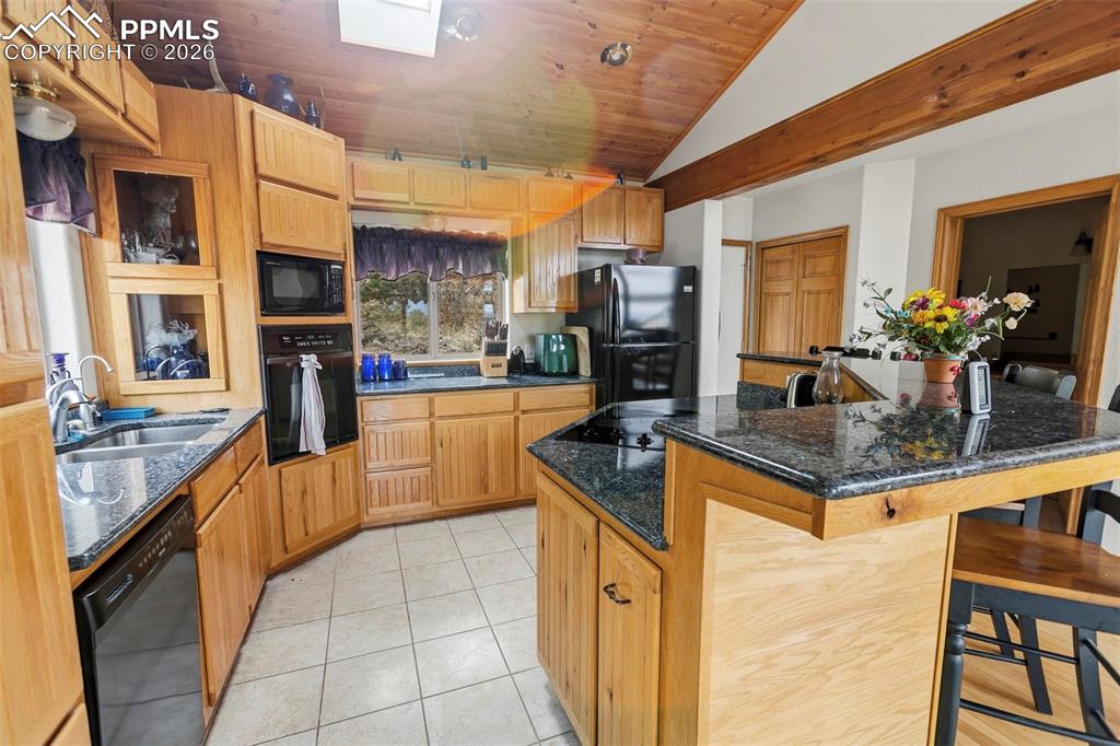 Image 7 of 28: Dining Area