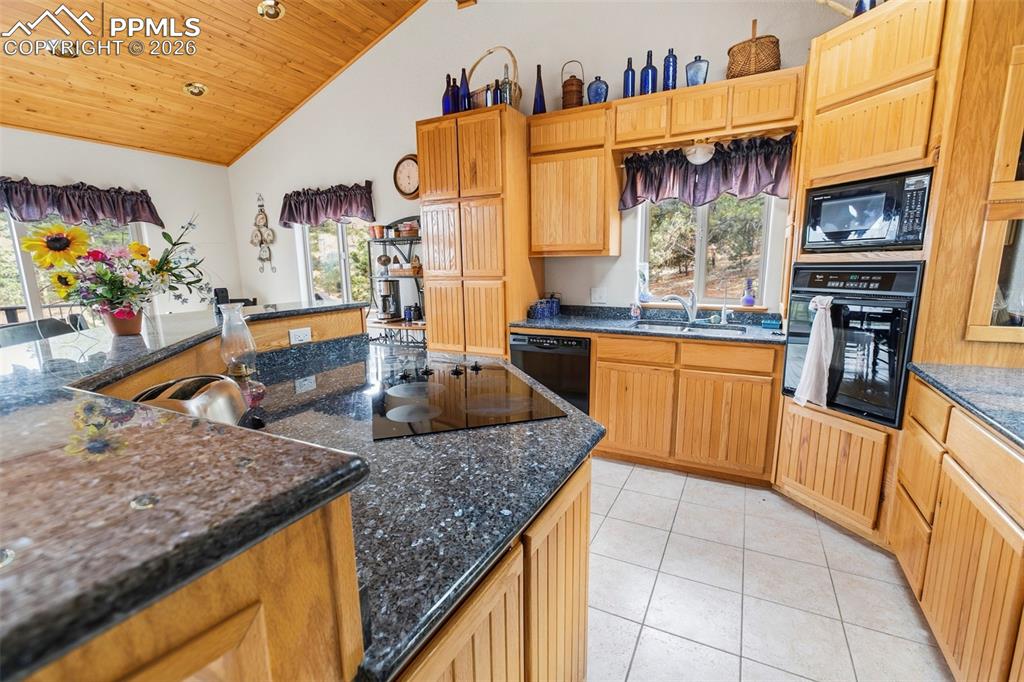 Image 8 of 28: Kitchen