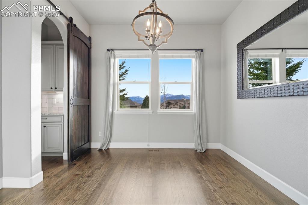 Image 14 of 48: Dining Area