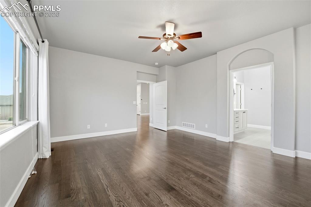 Image 21 of 48: Bedroom