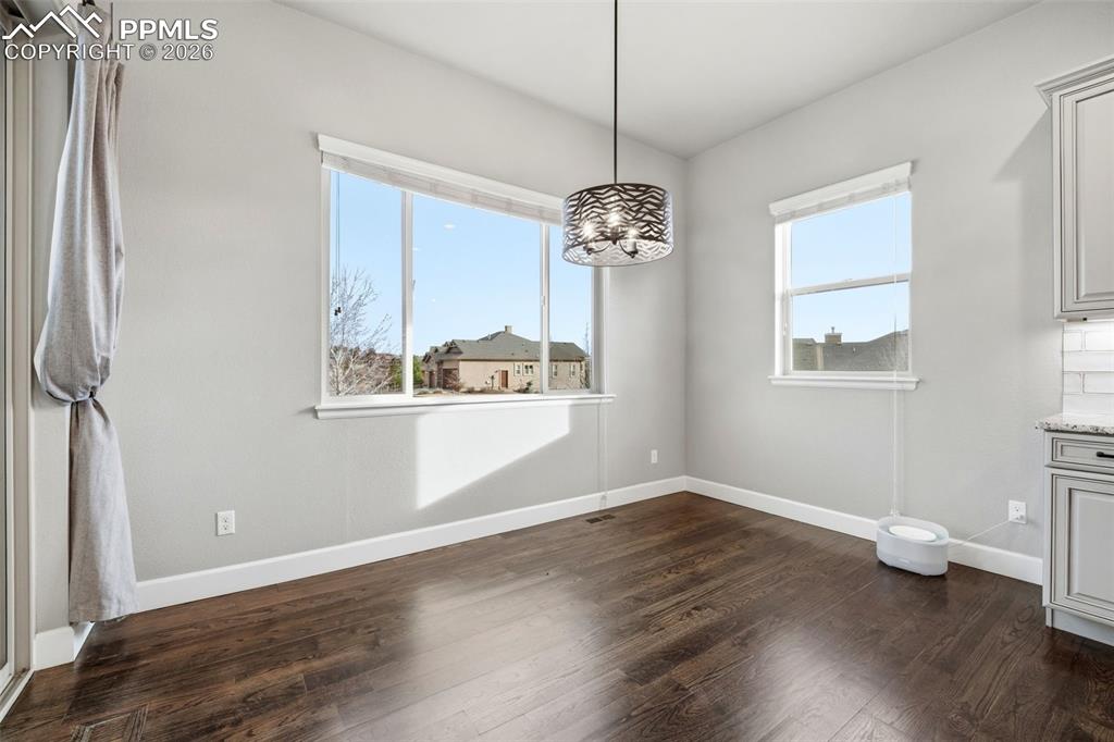 Image 23 of 48: Dining Area