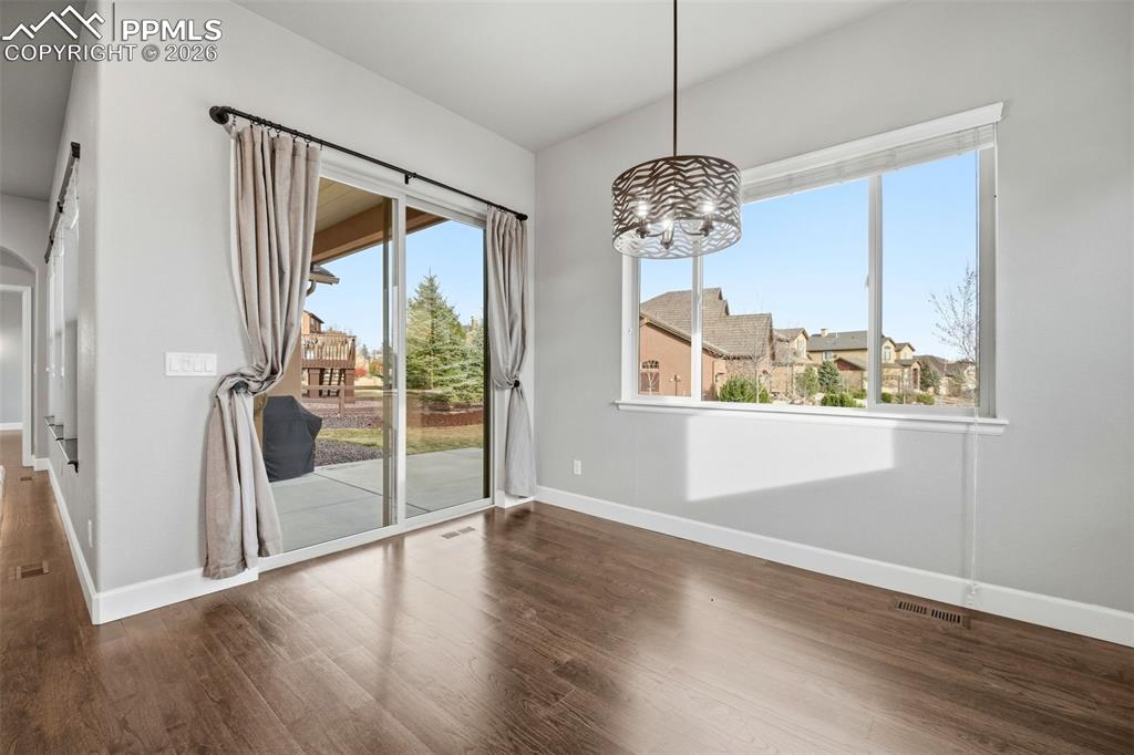 Image 24 of 48: Dining Area