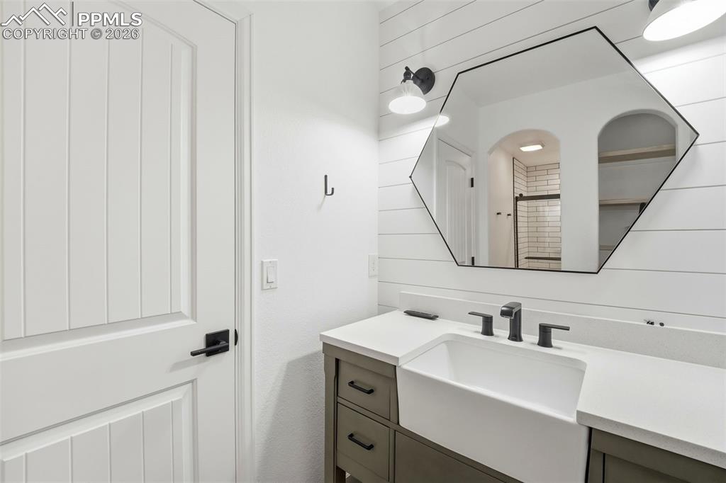 Image 36 of 48: Bathroom