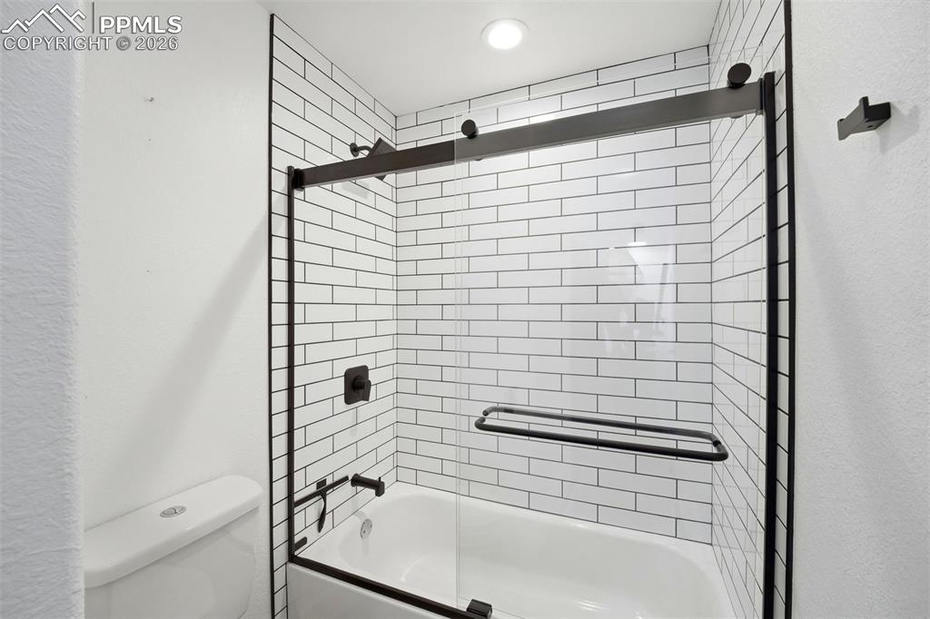 Image 37 of 48: Bathroom