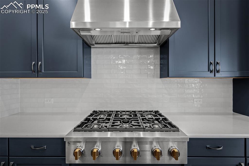 Image 10 of 34: Kitchen