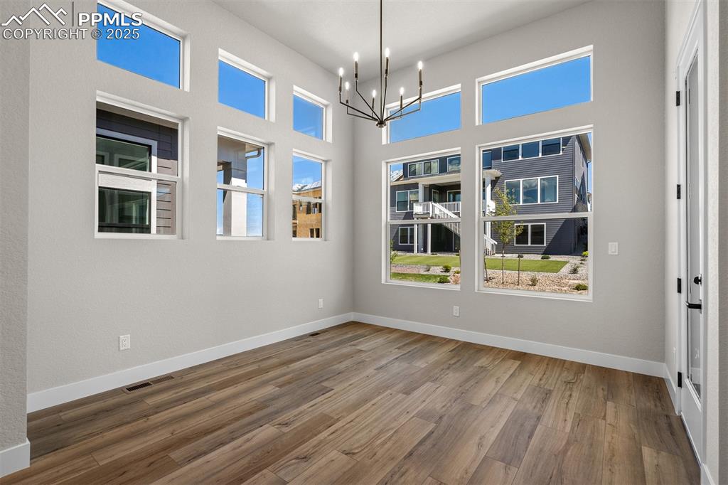 Image 14 of 34: Dining Area