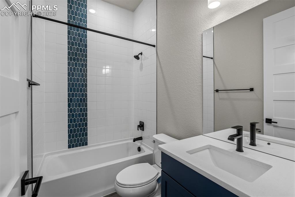 Image 23 of 34: Bathroom