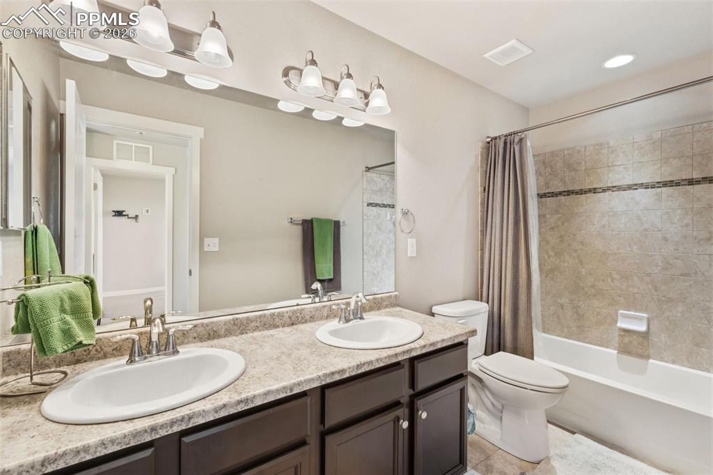 Image 12 of 34: Bathroom