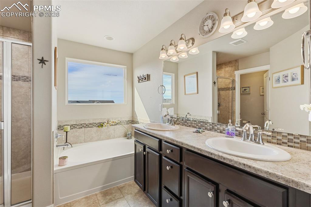 Image 16 of 34: Bathroom