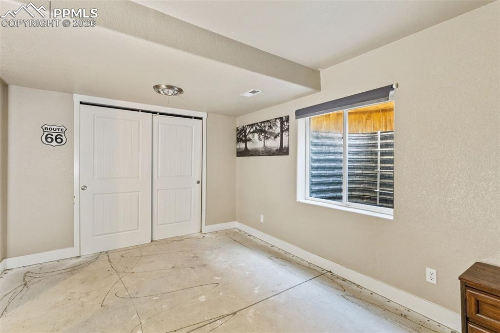 Image 22 of 34: Bedroom