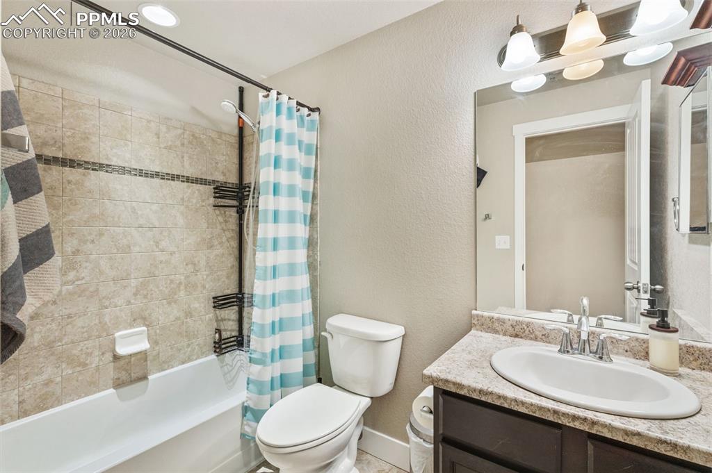 Image 23 of 34: Bathroom