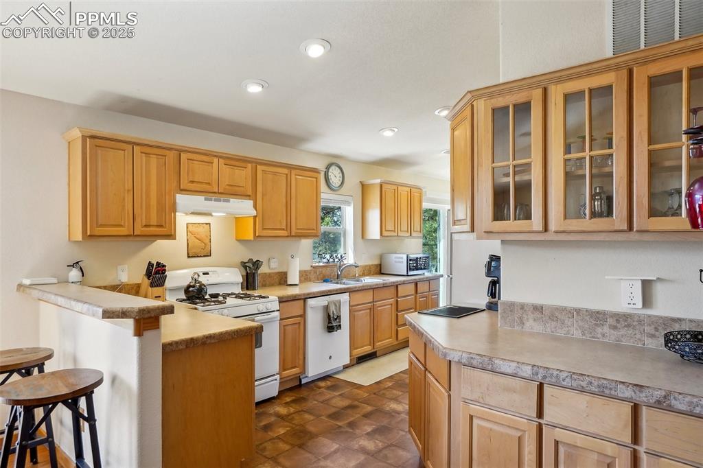 Image 11 of 33: Kitchen