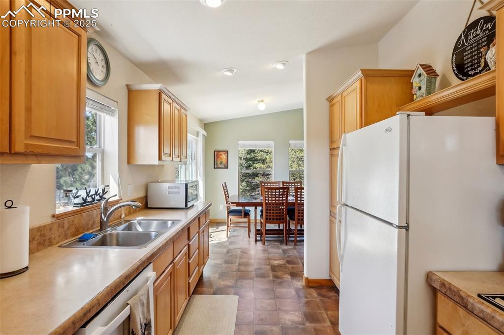 Image 12 of 33: Kitchen