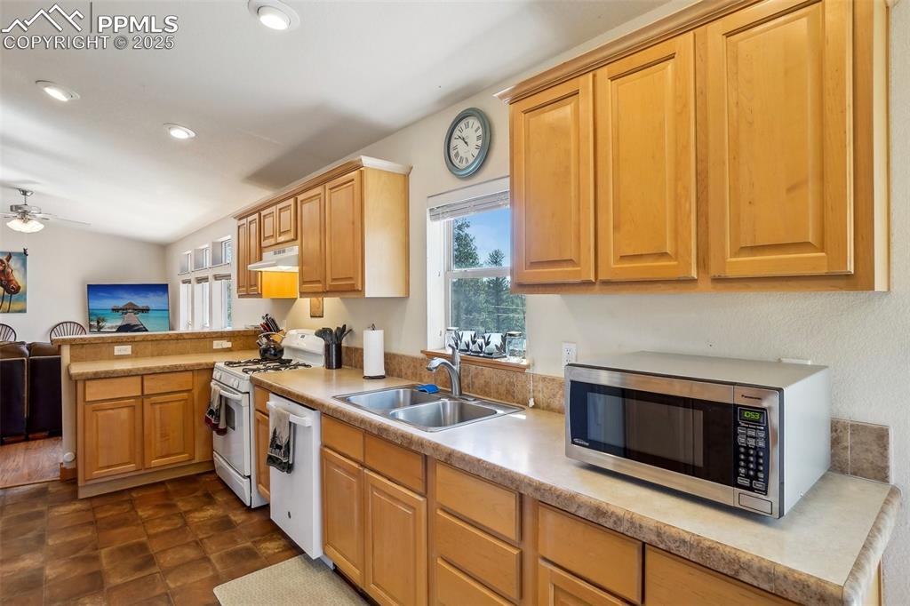 Image 13 of 33: Kitchen