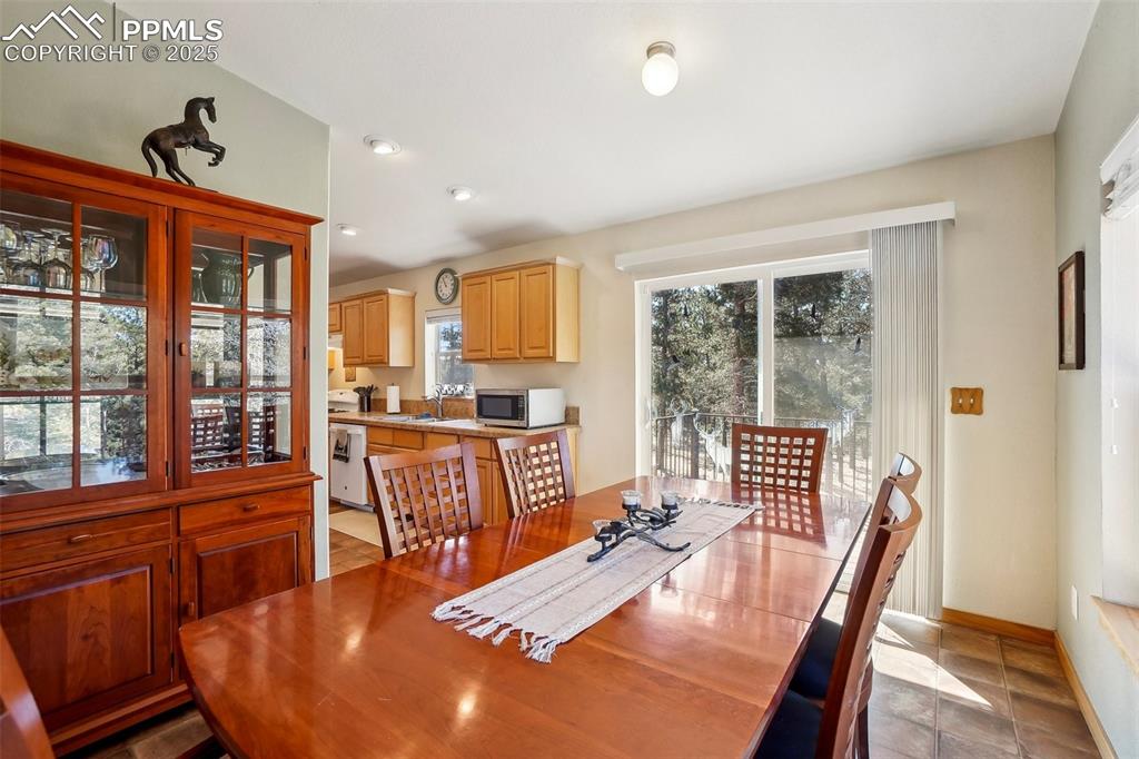 Image 15 of 33: Dining Area