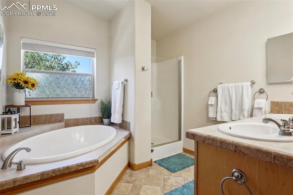 Image 17 of 33: Bathroom