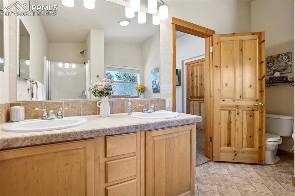 Image 18 of 33: Bathroom