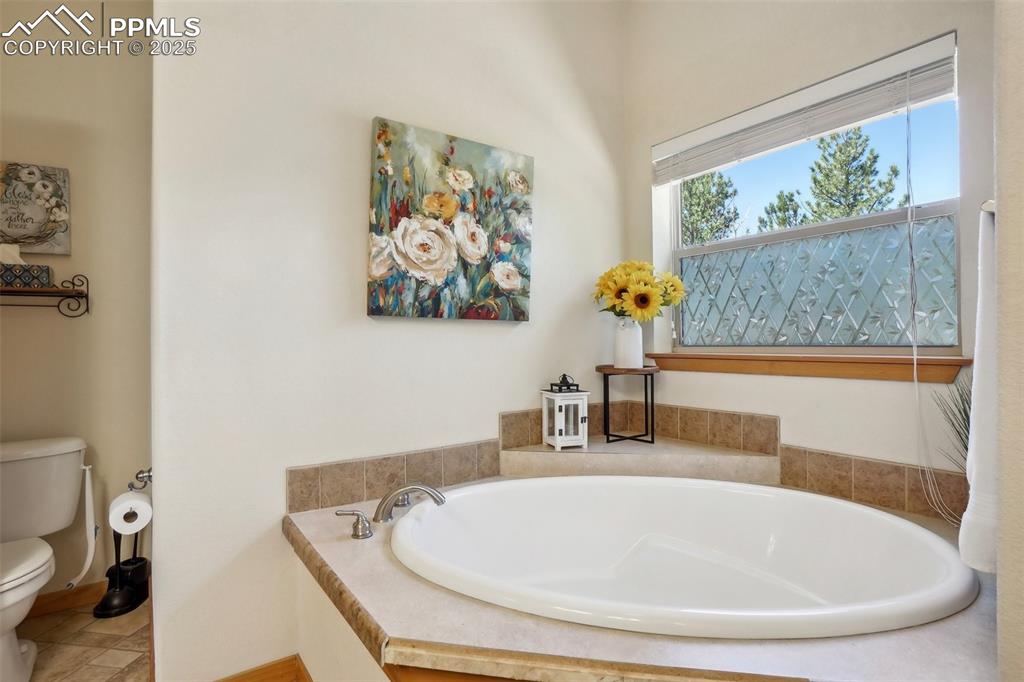 Image 19 of 33: Bathroom