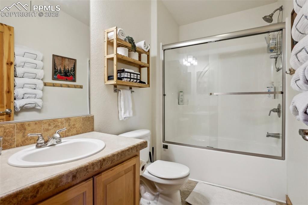 Image 21 of 33: Bathroom