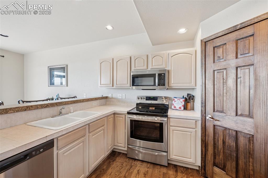 Image 6 of 37: Kitchen