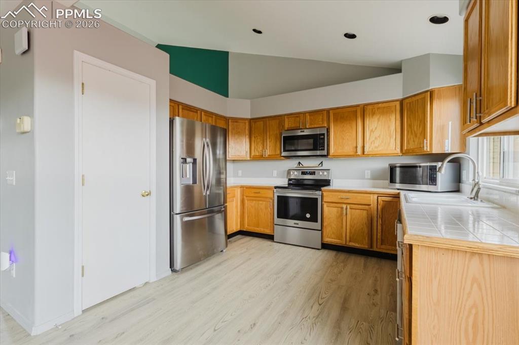 Image 13 of 46: Kitchen