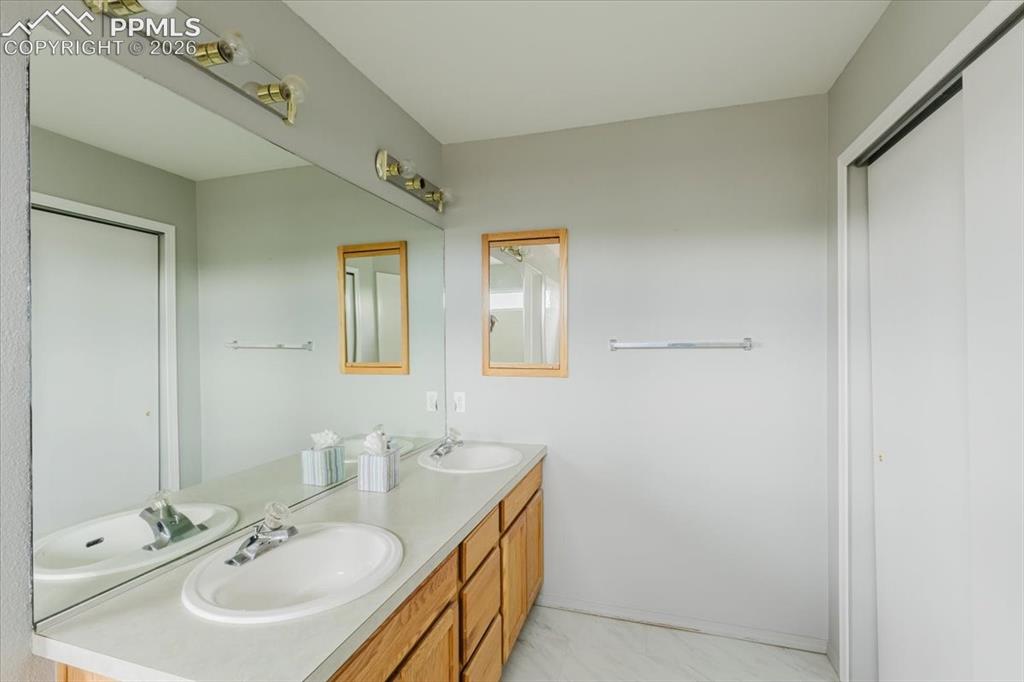Image 19 of 46: Bathroom