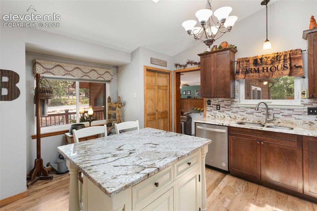 Image 18 of 49: Kitchen