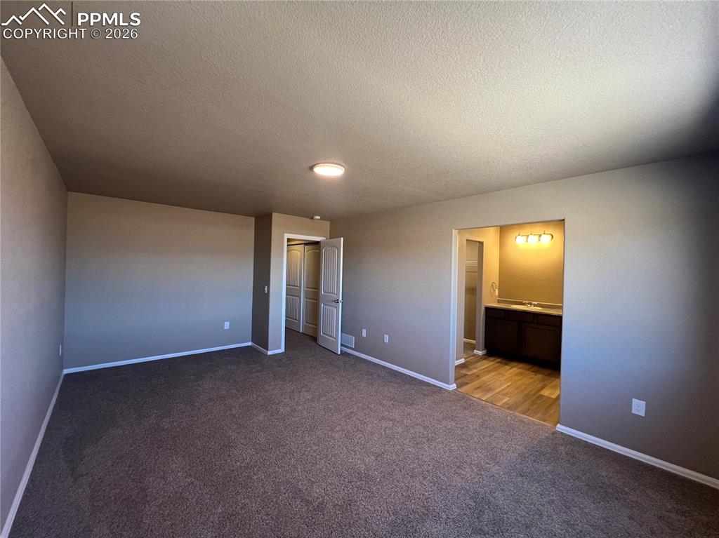 Image 15 of 27: Bedroom