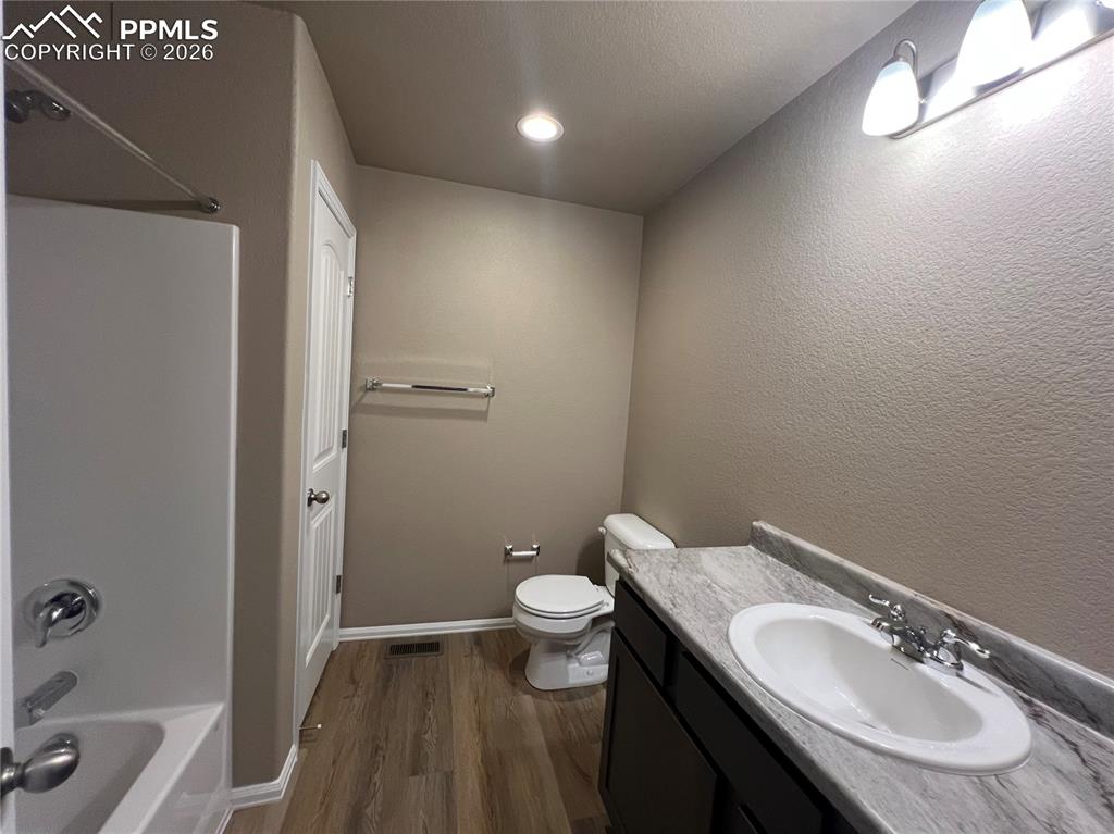 Image 16 of 27: Bathroom