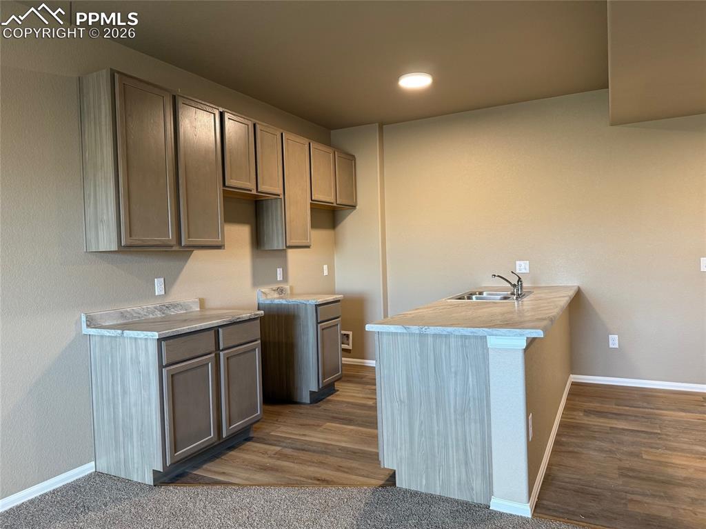 Image 7 of 27: Kitchen