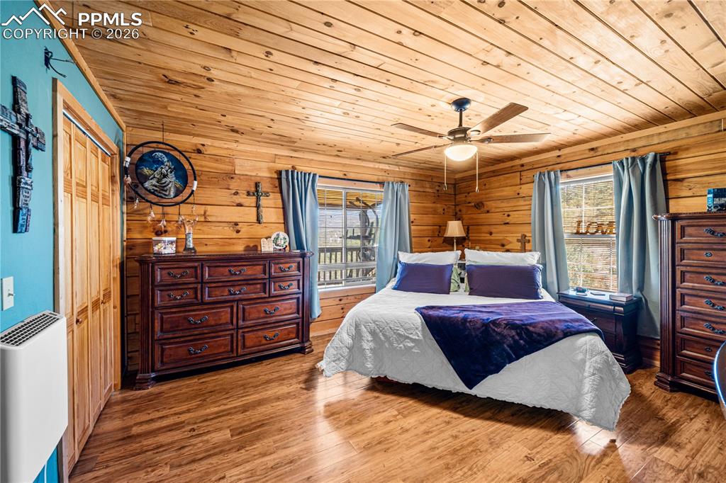 Image 14 of 38: Bedroom