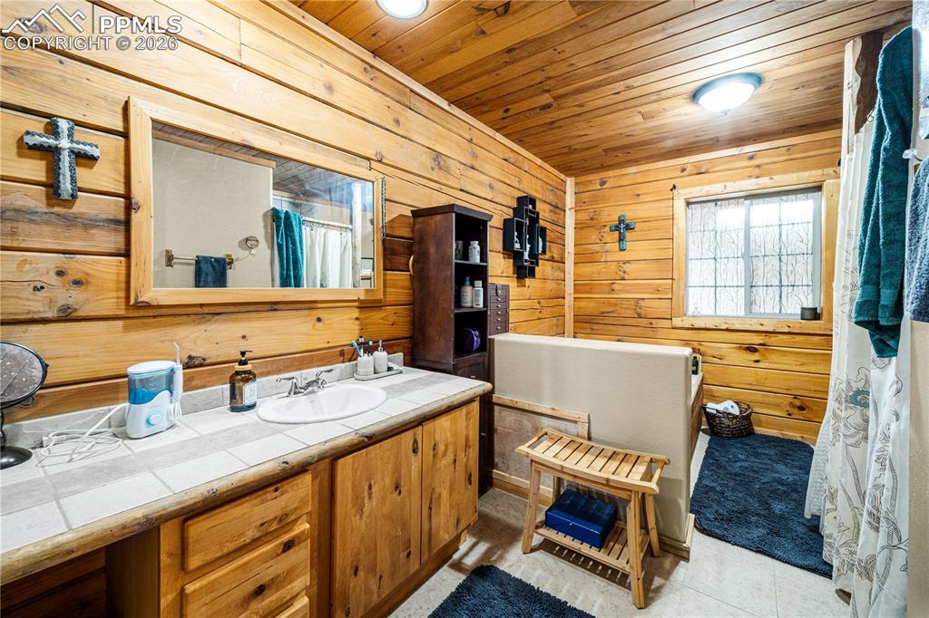 Image 15 of 38: Bathroom