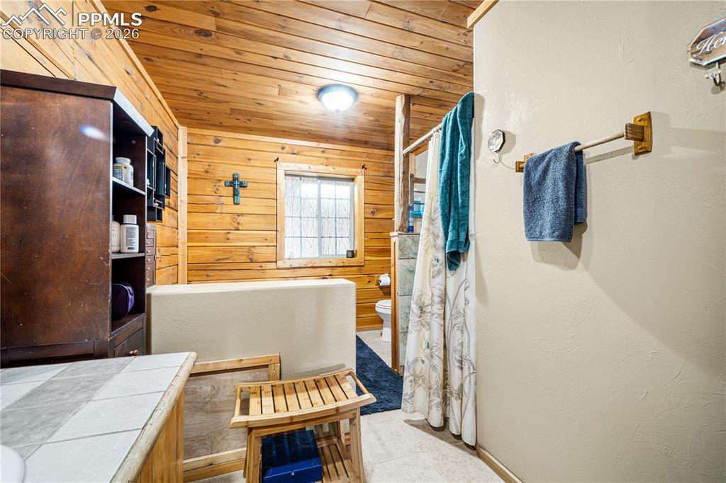 Image 16 of 38: Bathroom