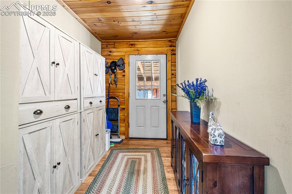 Image 17 of 38: Entry