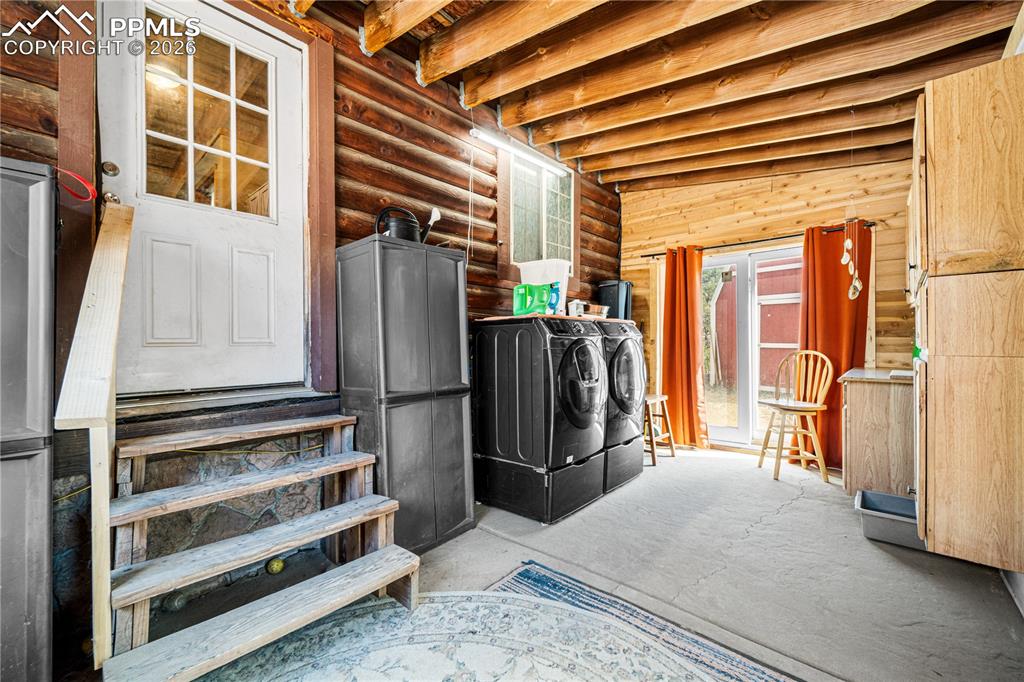 Image 18 of 38: Laundry