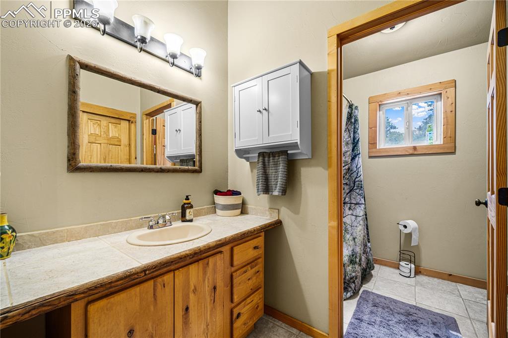 Image 23 of 38: Bathroom