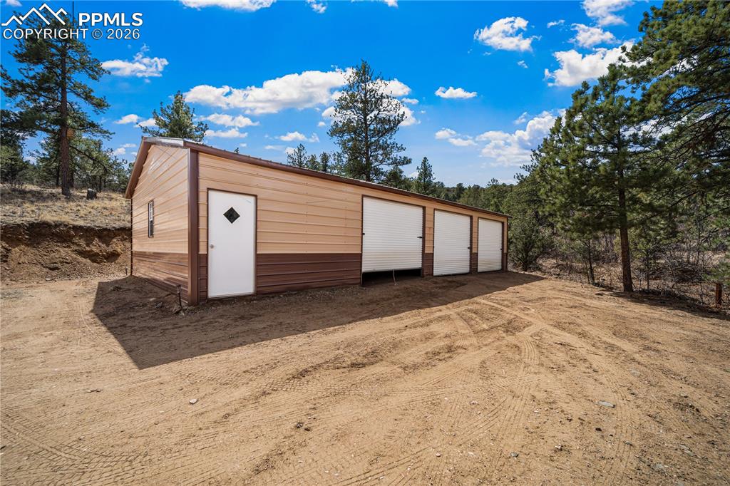 Image 32 of 38: Garage