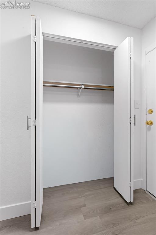 Image 18 of 25: Closet