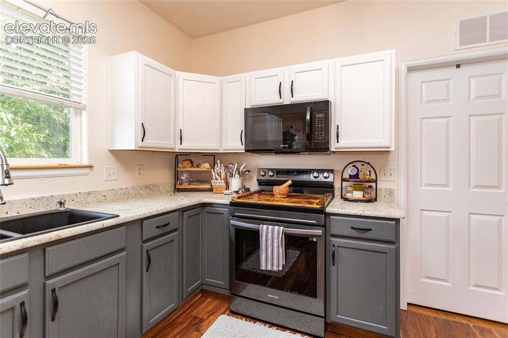 Image 15 of 44: A premium Samsung range and built-in microwave.